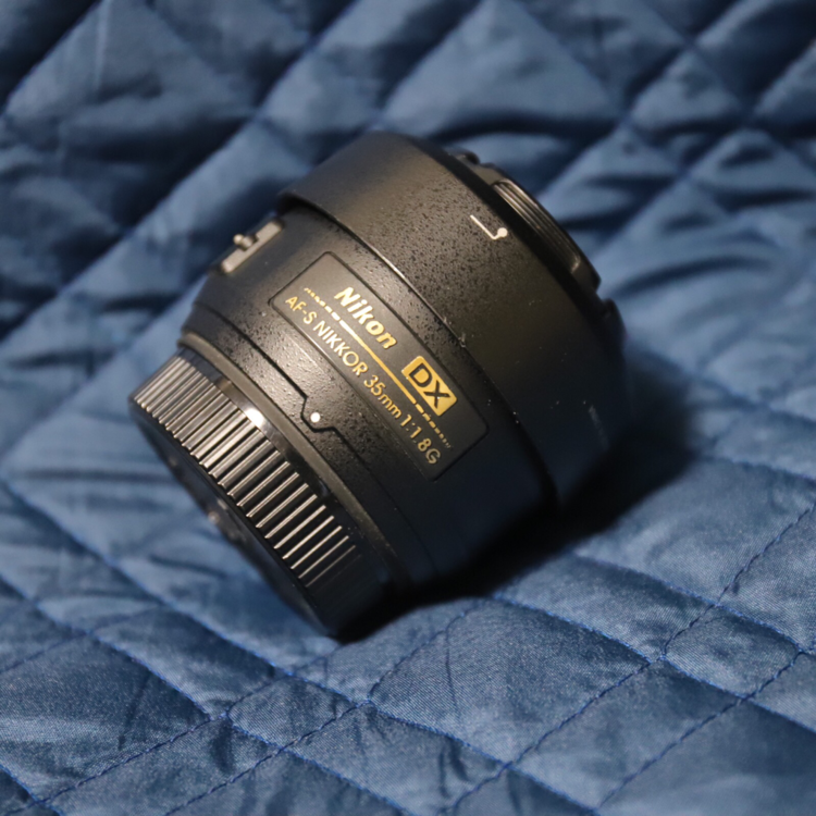 Nikon単焦点レンズ (35mm F1.8 DXフォーマット)