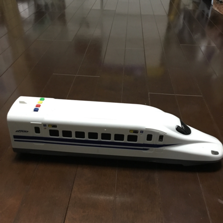 大きな新幹線おもちゃ。アナウンス、発車ベル、ライト点灯、緩やかに円を描いて回る。おもちゃです。
